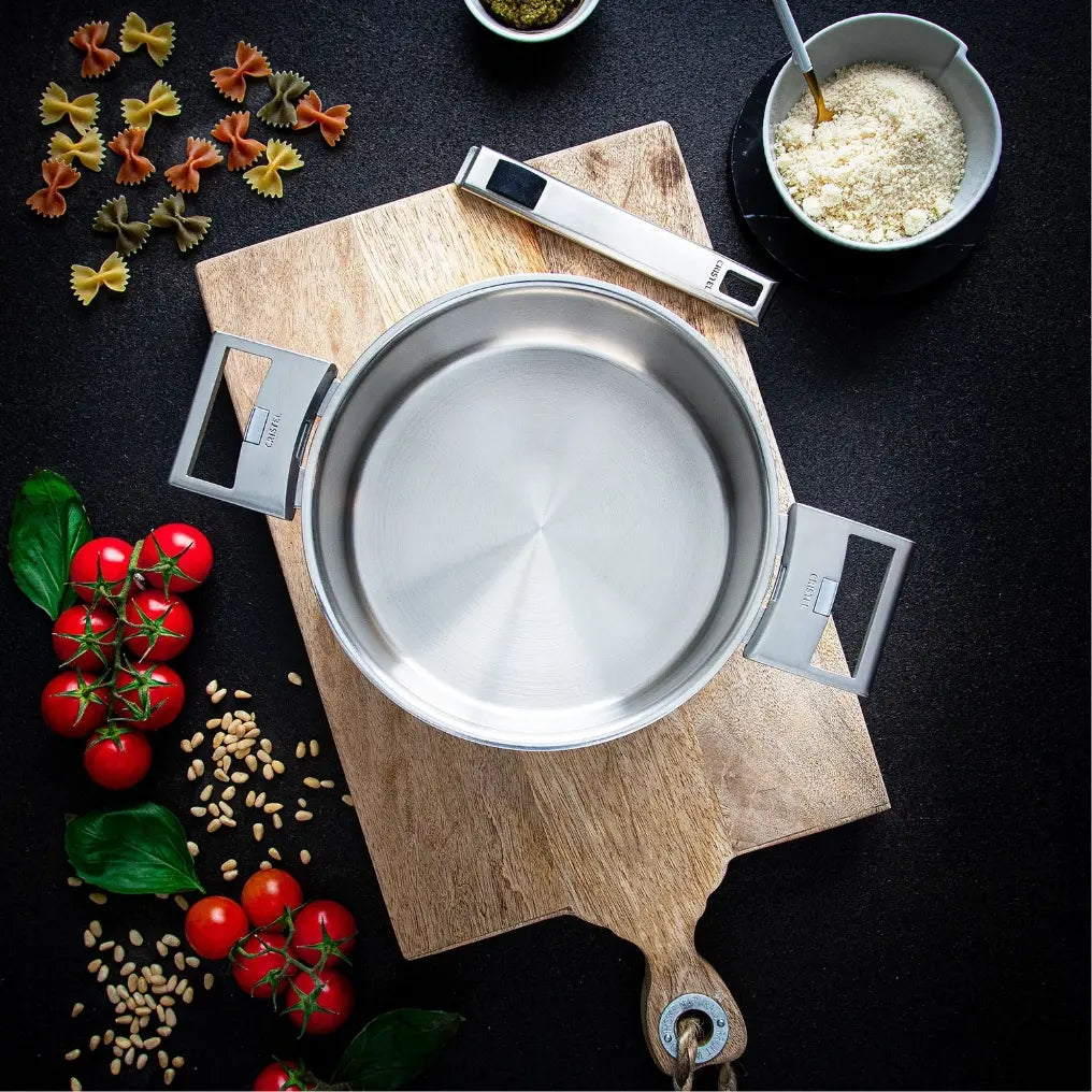 Set of 3 saucepans with lids